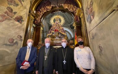 El obispo emérito de Segovia, Ángel Rubio Castro, dona la cruz pectoral que recibió en su consagración episcopal a la Virgen de la Fuencisla.